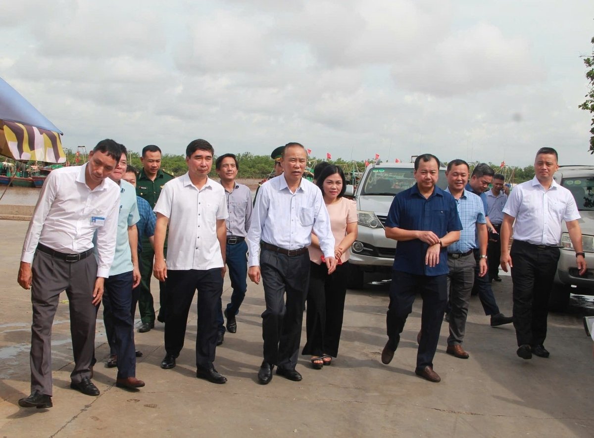 Thứ trưởng Bộ Nông nghiệp và Môi trường Phùng Đức Tiến và đoàn công tác trực tiếp công tác chống khai thác IUU tại cảng cá chỉ định Ngọc Hải, TP Hải Phòng. Ảnh: Đinh Mười.
