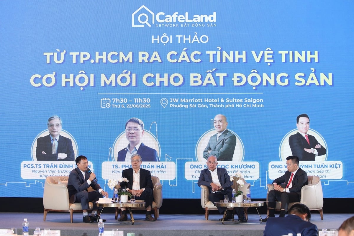 Các diễn giả đang đưa ra góc nhìn đa chiều về thị trường bất động sản tại hội thảo 'Từ TP.HCM ra các tỉnh vệ tinh - Cơ hội mới cho bất động sản'. Ảnh: Đức Trung.