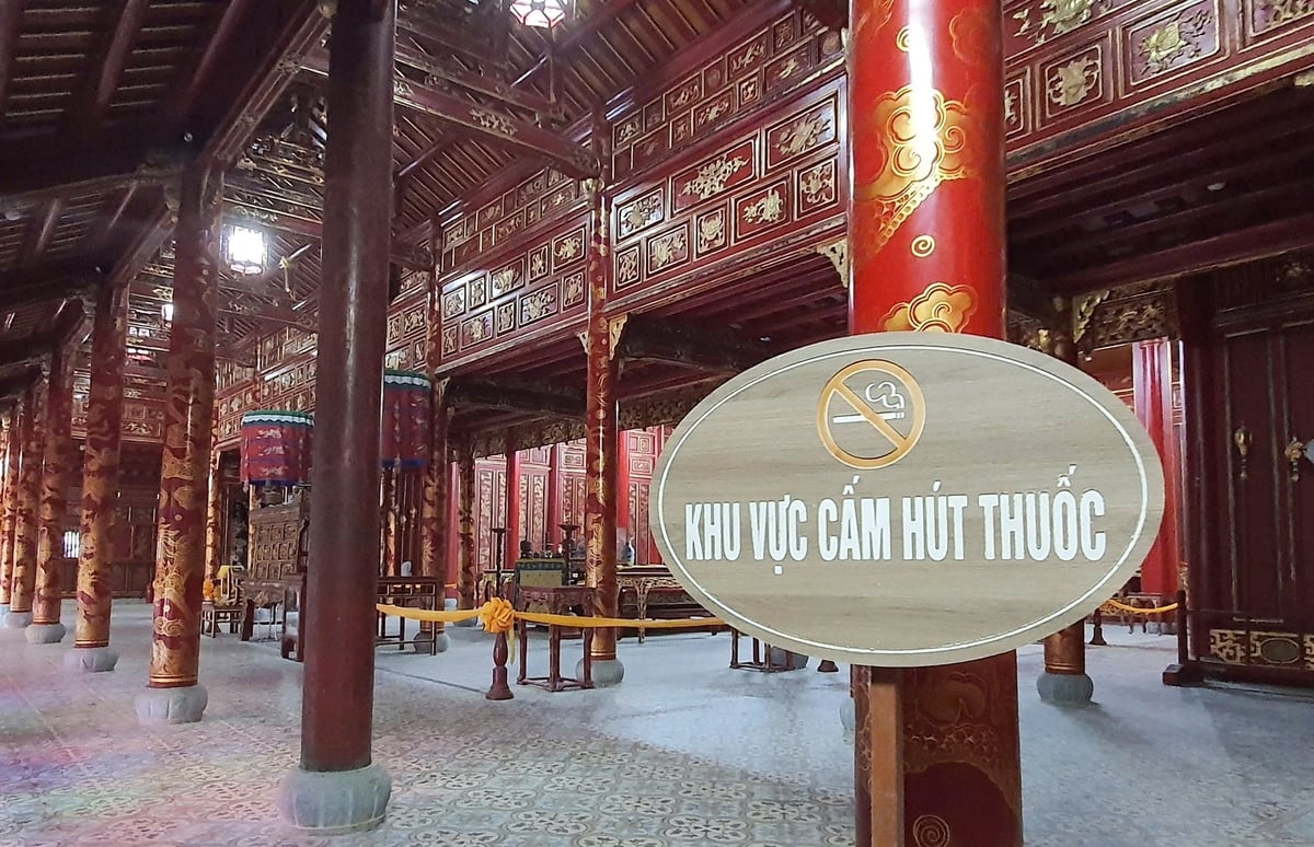Các biển hiệu ‘khu vực cấm hút thuốc’ được đặt tại các điểm di tích trong Quần thể di tích Cố đô Huế. Ảnh: Văn Dinh. Các biển hiệu ‘khu vực cấm hút thuốc’ được đặt tại các điểm di tích trong Quần thể di tích Cố đô Huế. Ảnh: Văn Dinh.