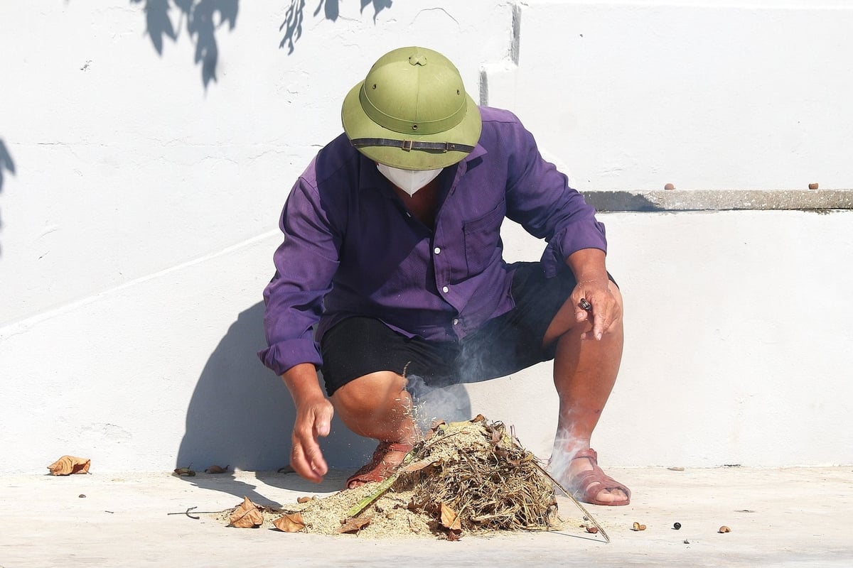 Sau mỗi lần đi ra ngoài, ông Luận đều đốt rơm, hun khói để hơ tay chân sát trùng. Ảnh: Phạm Hiếu. Sau mỗi lần đi ra ngoài, ông Luận đều đốt rơm, hun khói để hơ tay chân sát trùng. Ảnh: Phạm Hiếu.