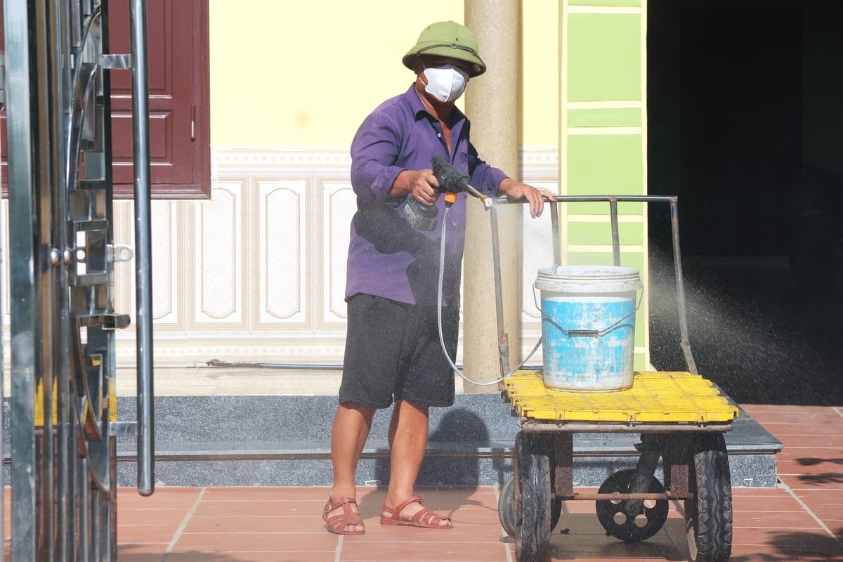 Ông Luận phun khử khuẩn khu vực quanh chuồng trại. Ảnh: Phạm Hiếu. Ông Luận phun khử khuẩn khu vực quanh chuồng trại. Ảnh: Phạm Hiếu.