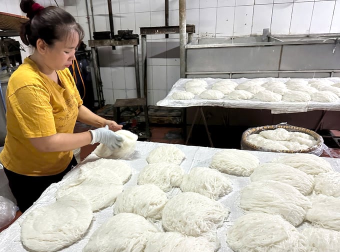 Sản xuất bún ở làng bún Phú Đô, Hà Nội. Ảnh: NNMT.