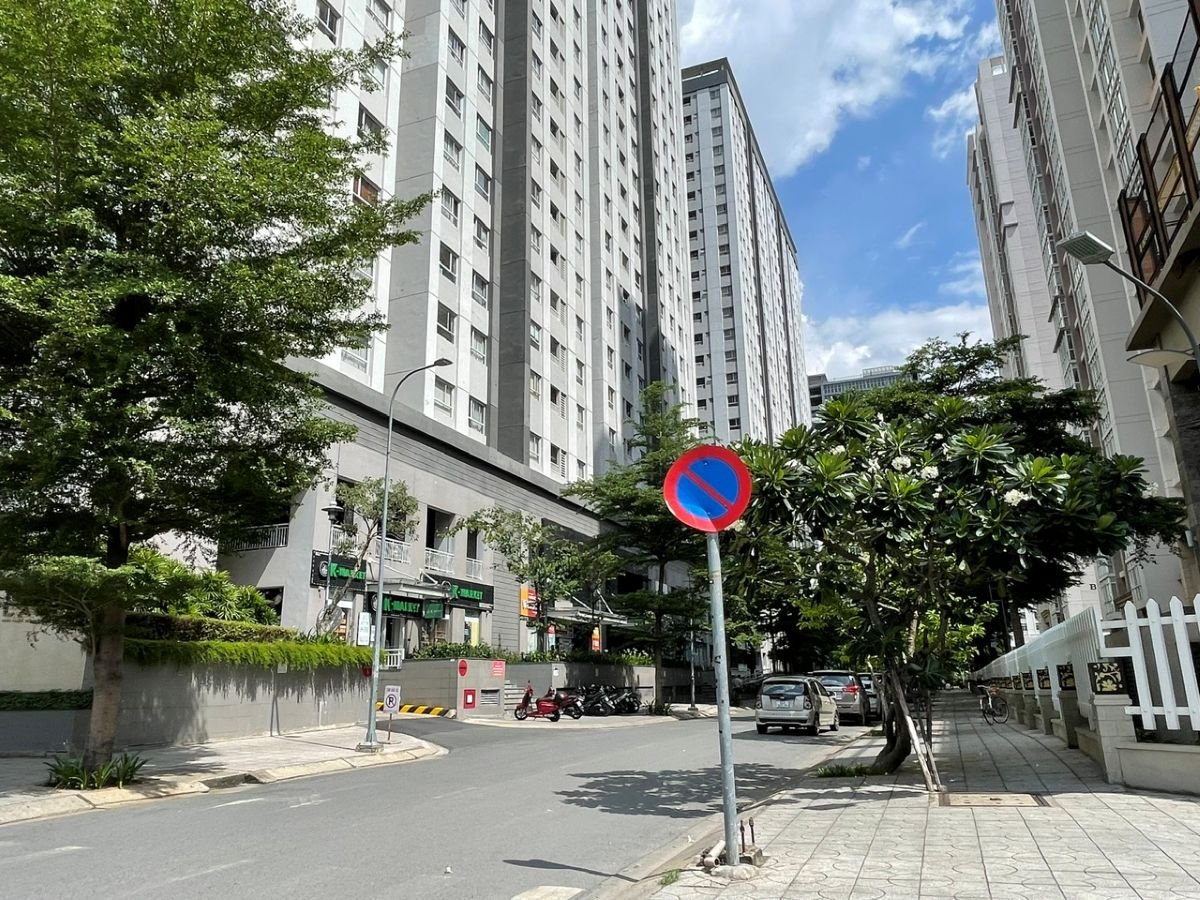Người thu nhập trung bình và thấp khó mua được nhà khi giá nhà đất ngày càng tăng. Ảnh: Thục Vy. Người thu nhập trung bình và thấp khó mua được nhà khi giá nhà đất ngày càng tăng. Ảnh: Thục Vy.