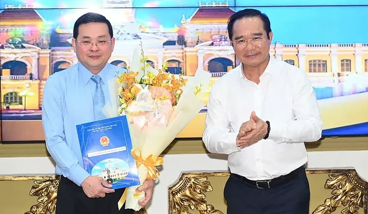 Chủ tịch UBND TP.HCM Nguyễn Văn Được (bên phải) trao Quyết định bổ nhiệm ông Nguyễn Toàn Thắng làm Giám đốc Sở Nông nghiệp và Môi trường TP.HCM, thời hạn giữ chức vụ 5 năm. Ảnh: CTV. Chủ tịch UBND TP.HCM Nguyễn Văn Được (bên phải) trao Quyết định bổ nhiệm ông Nguyễn Toàn Thắng làm Giám đốc Sở Nông nghiệp và Môi trường TP.HCM, thời hạn giữ chức vụ 5 năm. Ảnh: CTV.
