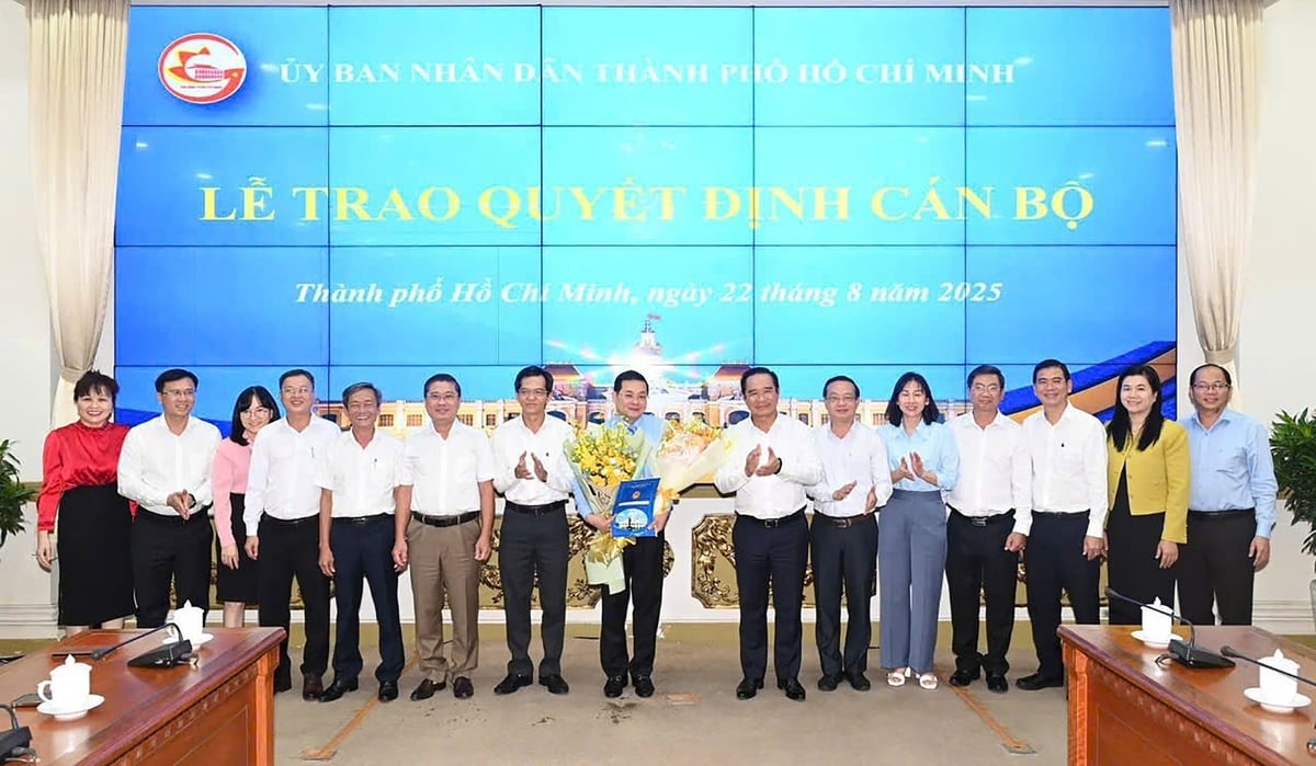 Chủ tịch UBND TP.HCM Nguyễn Văn Được và Ban Giám đốc Sở Nông nghiệp và Môi trường TP.HCM chúc mừng ông Nguyễn Toàn Thắng - Giám đốc Sở Nông nghiệp và Môi trường. Ảnh: CTV. Chủ tịch UBND TP.HCM Nguyễn Văn Được và Ban Giám đốc Sở Nông nghiệp và Môi trường TP.HCM chúc mừng ông Nguyễn Toàn Thắng - Giám đốc Sở Nông nghiệp và Môi trường. Ảnh: CTV.