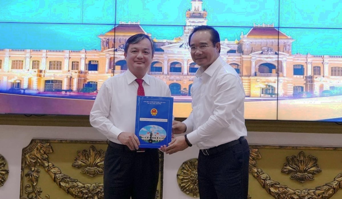 Chủ tịch UBND TP.HCM Nguyễn Văn Được trao Quyết định bổ nhiệm ông Bùi Minh Trí làm Trưởng Ban Quản lý các Khu chế xuất và Công nghiệp TP.HCM. Ảnh: CTV. Chủ tịch UBND TP.HCM Nguyễn Văn Được trao Quyết định bổ nhiệm ông Bùi Minh Trí làm Trưởng Ban Quản lý các Khu chế xuất và Công nghiệp TP.HCM. Ảnh: CTV.
