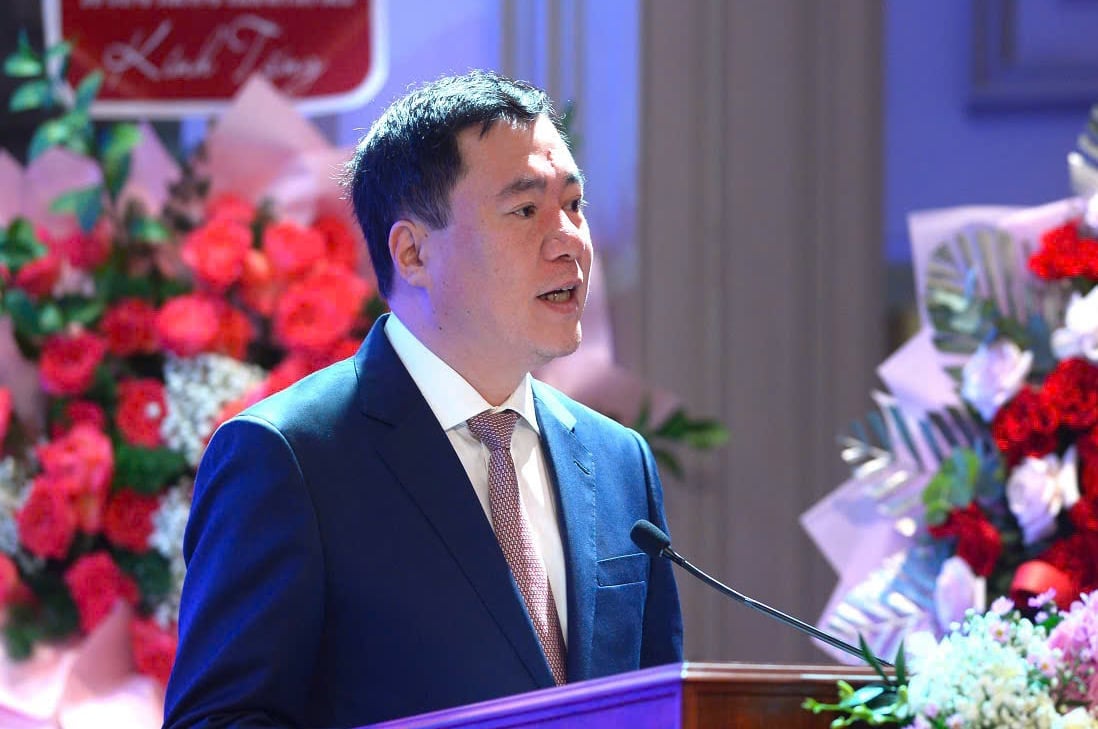 Thứ trưởng Bộ Công Thương Nguyễn Sinh Nhật Tân chia sẻ, gợi mở những giải pháp để thúc đẩy phát triển logistics vùng Bắc Trung Bộ và Duyên hải miền Trung. Ảnh: Văn Dinh.