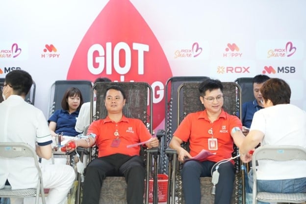 Cán bộ nhân viên ROX Group cùng nhau tham gia hiến máu, lan tỏa yêu thương và ‘trách nhiệm chủ động’ với cộng đồng. Cán bộ nhân viên ROX Group cùng nhau tham gia hiến máu, lan tỏa yêu thương và ‘trách nhiệm chủ động’ với cộng đồng.