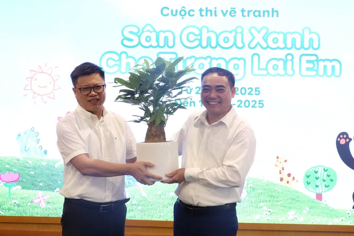 Ông Nguyễn Quốc Toản - Ủy viên Ban chấp hành Đảng bộ Bộ, Chánh văn phòng Đảng ủy Bộ Nông nghiệp và Môi trường trao tặng cây kỷ niệm cho nhà giáo Nguyễn Ngọc Thể - Phó Hiệu trưởng Trường Tiểu học Nguyễn Siêu. Ảnh: Nguyễn Thủy. Ông Nguyễn Quốc Toản - Ủy viên Ban chấp hành Đảng bộ Bộ, Chánh văn phòng Đảng ủy Bộ Nông nghiệp và Môi trường trao tặng cây kỷ niệm cho nhà giáo Nguyễn Ngọc Thể - Phó Hiệu trưởng Trường Tiểu học Nguyễn Siêu. Ảnh: Nguyễn Thủy.