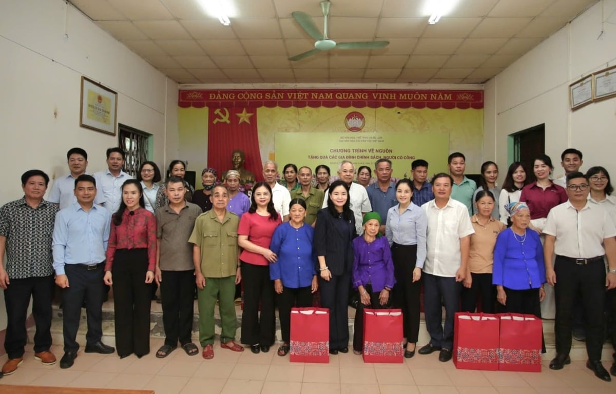 Thứ trưởng trao tặng 20 suất quà tới các gia đình chính sách, có công với cách mạng. Ảnh: Cổng thông tin Bộ VHTTDL.