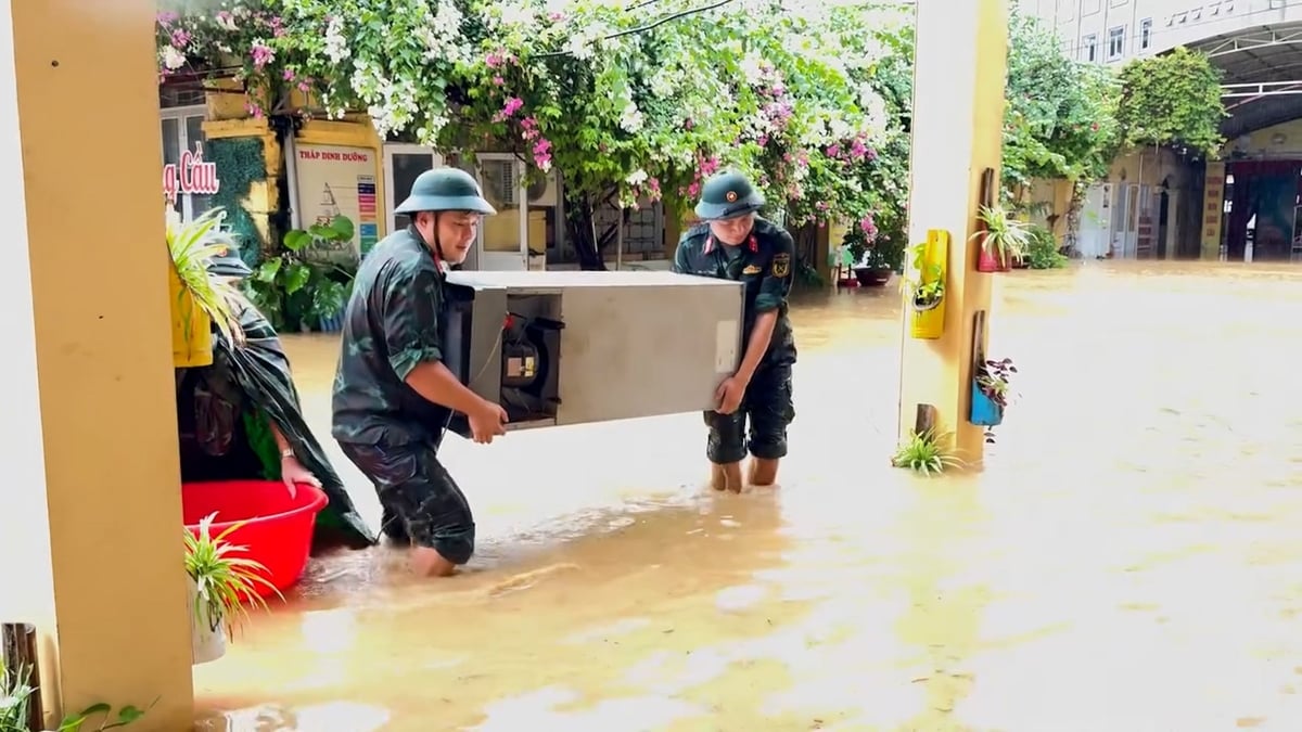 Lực lượng chức năng hỗ trợ người dân, trường học di dời tài sản trong đợt mưa lũ xảy ra ngày 21/8 tại phường Bắc Kạn, tỉnh Thái Nguyên. Ảnh: NT. Lực lượng chức năng hỗ trợ người dân, trường học di dời tài sản trong đợt mưa lũ xảy ra ngày 21/8 tại phường Bắc Kạn, tỉnh Thái Nguyên. Ảnh: NT.