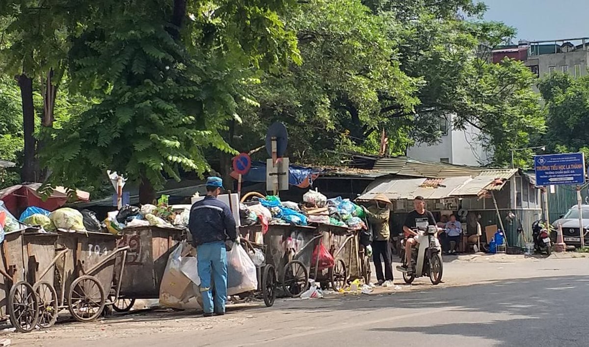 Hà Nội vừa ban hành Quy trình kỹ thuật và Định mức kinh tế - kỹ thuật thu gom, vận chuyển, xử lý chất thải rắn sinh hoạt, vệ sinh công cộng. Ảnh: Nguyễn Hà.
