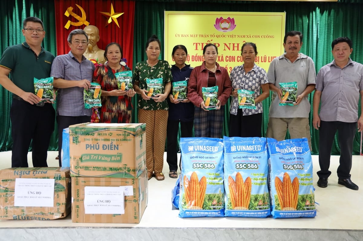 Vinaseed hỗ trợ ngô giống cho bà con ở xã Con Cuông.