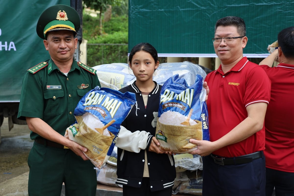 Gạo Ban Mai của Vinaseed được chuyển đến tay bà con ở xã Na Loi.