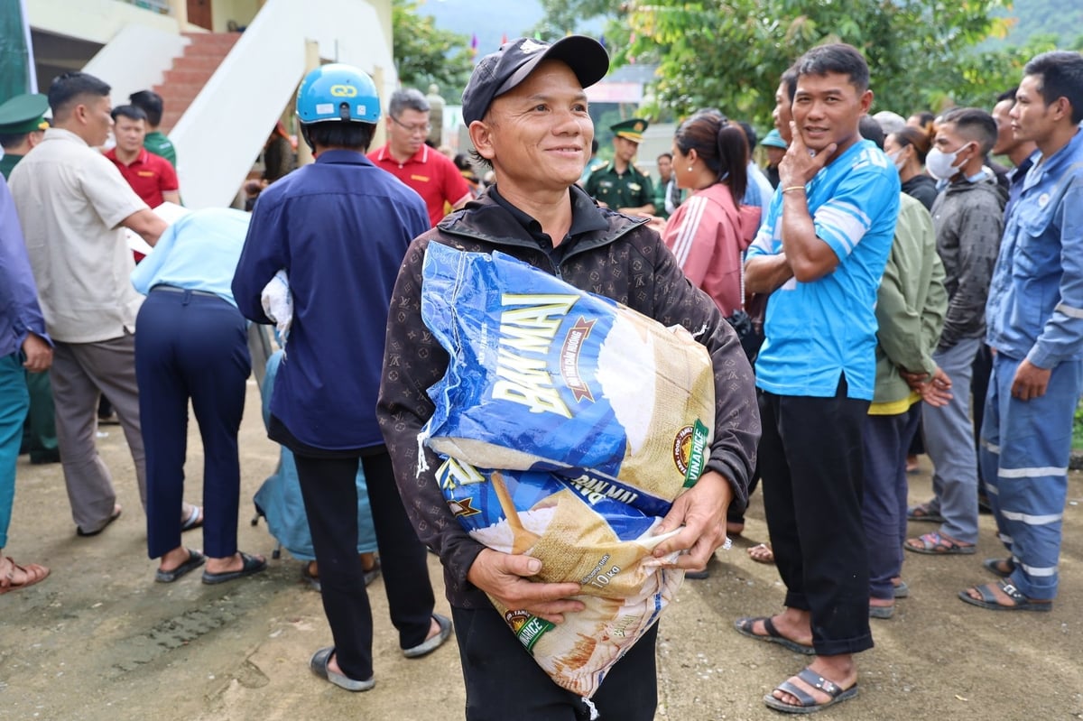 Người dân xã Na Loi đem gạo Ban Mai về nhà.