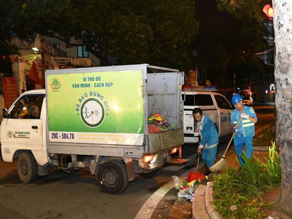 Lực lượng công nhân vệ sinh môi trường làm việc sau buổi tổng hợp luyện để đảm bảo mỹ quan Thủ đô luôn sáng - xanh - sạch - đẹp. Ảnh: Ngọc Hiệp.