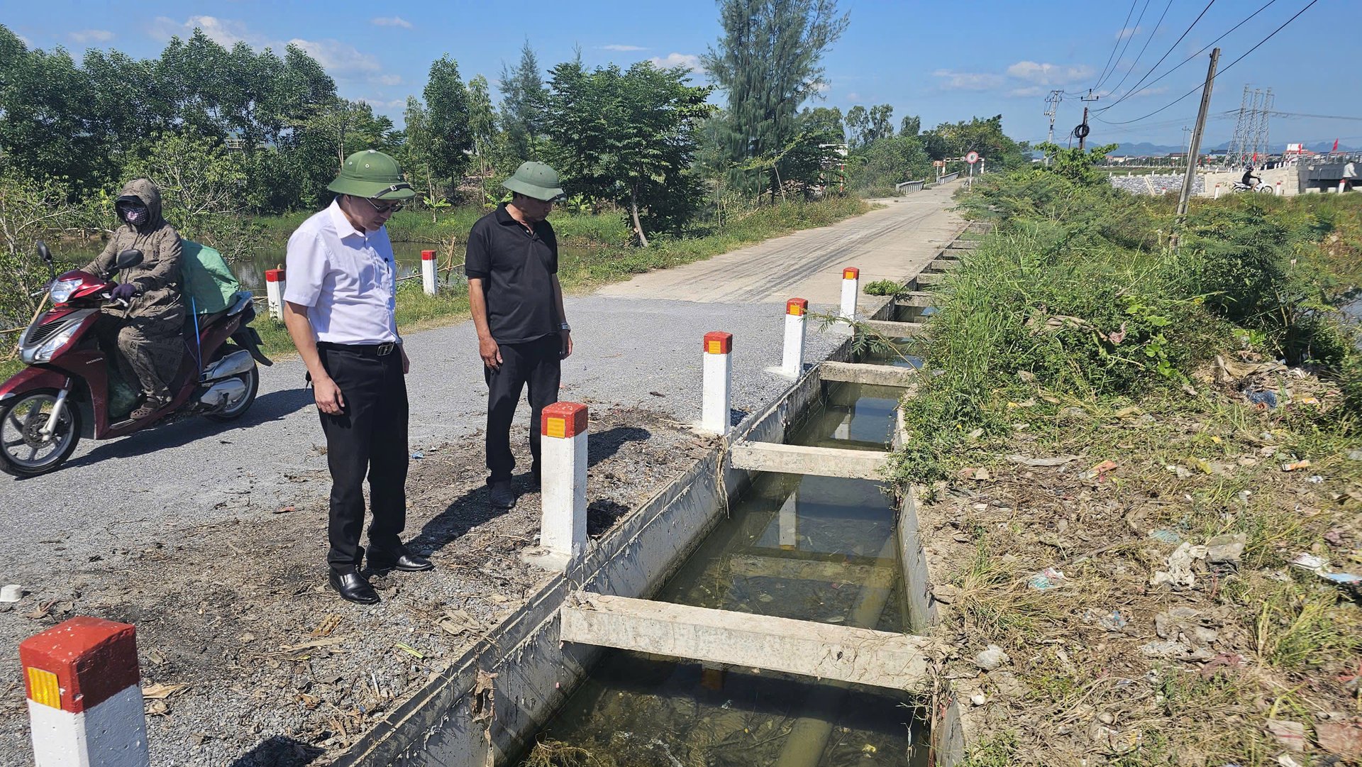 Tuyến kênh qua địa phận Quảng Văn thiết kế nhỏ và nước dẫn về rất yếu. Ảnh: T. Phùng. Tuyến kênh qua địa phận Quảng Văn thiết kế nhỏ và nước dẫn về rất yếu. Ảnh: T. Phùng.