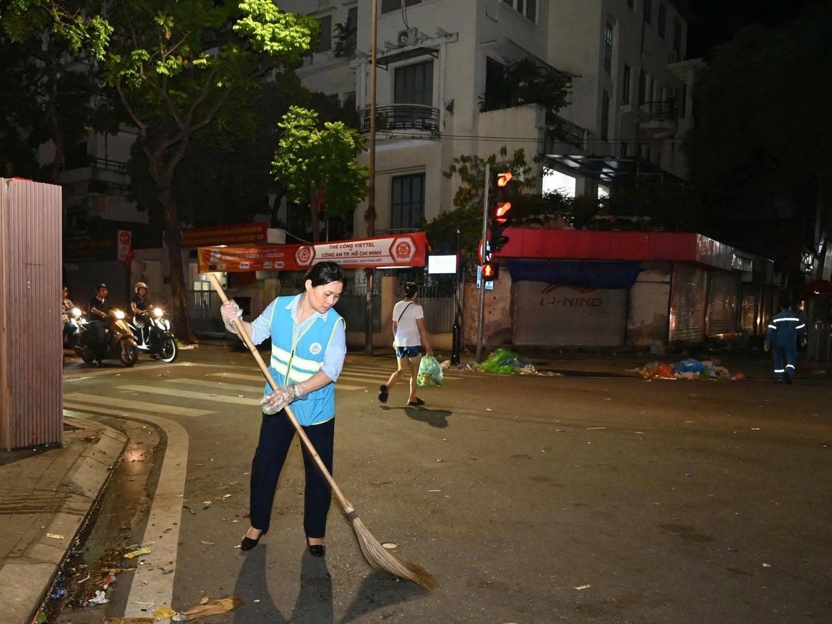 Phó Chủ tịch Công đoàn Hoàng Thị Bích Hạnh tham gia tổng vệ sinh sau buổi tổng hợp luyện. Ảnh: Ngọc Hiệp.