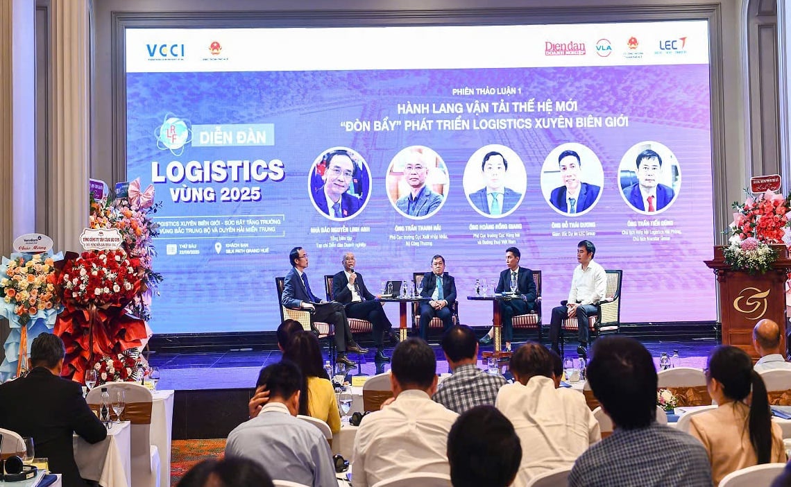 Các đại biểu thảo luận tại Diễn đàn, nhằm phân tích những điểm nghẽn về hạ tầng, thể chế và vận hành, đồng thời đề xuất giải pháp nâng cao năng lực cạnh tranh nhằm phát huy tiềm năng logistics hiện đại, đồng bộ và bền vững, đặc biệt thúc đẩy logistics xuyên biên giới. Ảnh: Văn Dinh.