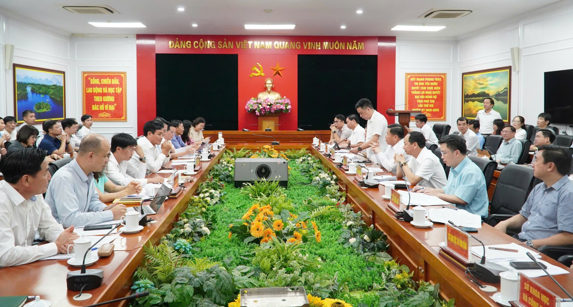 Đoàn công tác của Bộ Nông nghiệp và Môi trường và UBND tỉnh Phú Thọ trao đổi và giải đáp những khó khăn, vướng mắc trong giai đoạn đầu vận hành mô hình tổ chức chính quyền địa phương 2 cấp. Ảnh: Khánh Trang.