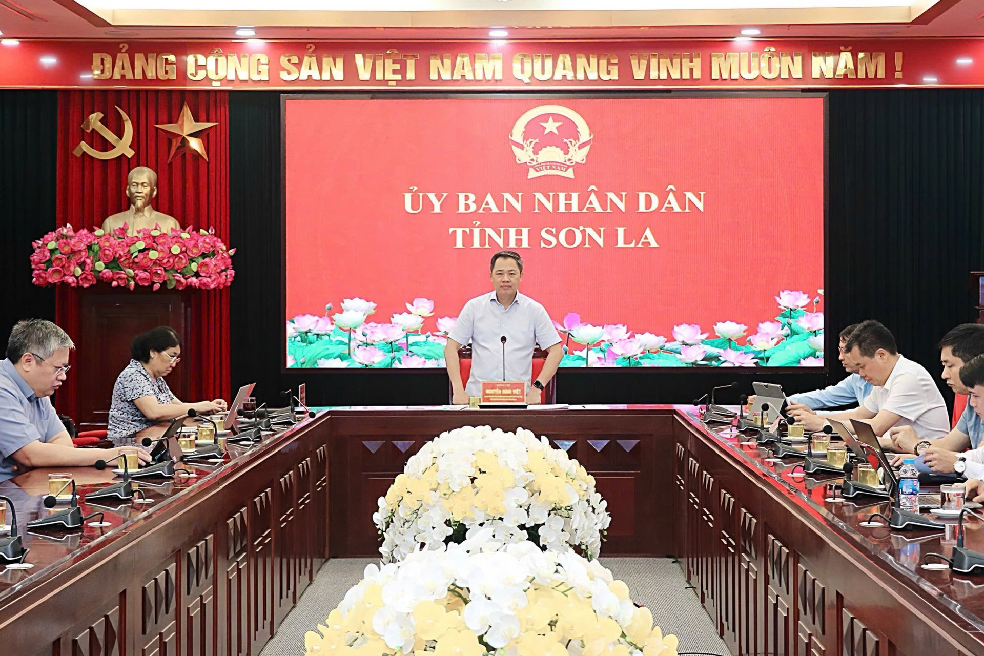 Ông Nguyễn Đình Việt, Chủ tịch UBND tỉnh giao các xã biên giới tiếp tục rà soát, bổ sung, hoàn thiện quy hoạch, chuẩn bị đầy đủ các điều kiện cần thiết để khởi công xây dựng 12 trường còn lại. Ảnh: Nguyễn Nga.