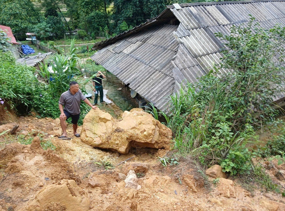 Thiên tai, sạt lở đất đe dọa an toàn đến tính mạng và tài sản của nhiều nhà dân ở Tuyên Quang. Ảnh: A. Dũng.