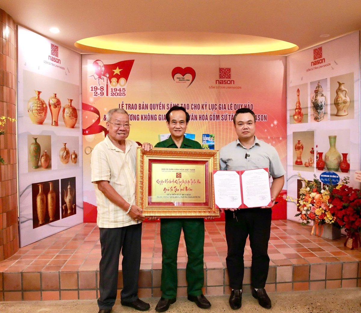 Hội Di sản Văn hóa Việt Nam trao bản quyền sáng tạo cho kỷ lục gia Lê Duy Hảo. Ảnh: Đồng Thái. Hội Di sản Văn hóa Việt Nam trao bản quyền sáng tạo cho kỷ lục gia Lê Duy Hảo. Ảnh: Đồng Thái.