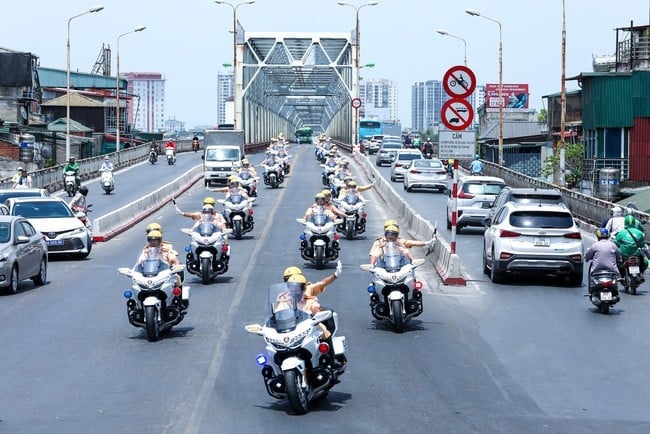 Công an Thành phố Hà Nội thông báo điều chỉnh giờ phân luồng giao thông từ 12h30 ngày 24/8/2025 (sớm hơn thông báo trước đó 04 tiếng 30 phút) đến 02h00 ngày 25/8/2025. Ảnh: a80.hanoi.gov.vn. Công an Thành phố Hà Nội thông báo điều chỉnh giờ phân luồng giao thông từ 12h30 ngày 24/8/2025 (sớm hơn thông báo trước đó 04 tiếng 30 phút) đến 02h00 ngày 25/8/2025. Ảnh: a80.hanoi.gov.vn.