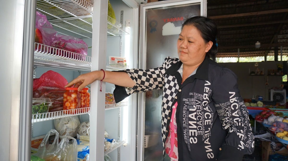Từ chỗ rong ruổi xe máy, nay chị Oanh đã có gian hàng cố định, mỗi ngày nhập hàng hóa vài chục triệu đồng. Ảnh: Trần Trung. Từ chỗ rong ruổi xe máy, nay chị Oanh đã có gian hàng cố định, mỗi ngày nhập hàng hóa vài chục triệu đồng. Ảnh: Trần Trung.