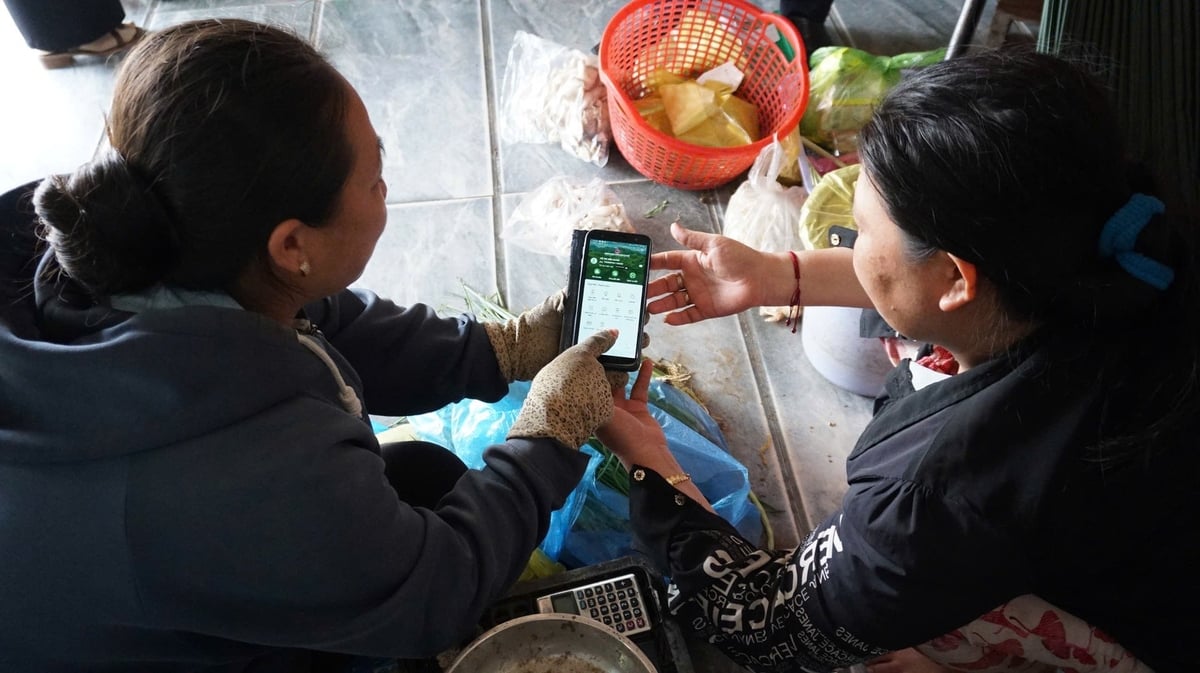 Chị Oanh hướng dẫn hội viên cài đặt App Ngân hàng chính sách. Ảnh: Trần Trung. Chị Oanh hướng dẫn hội viên cài đặt App Ngân hàng chính sách. Ảnh: Trần Trung.