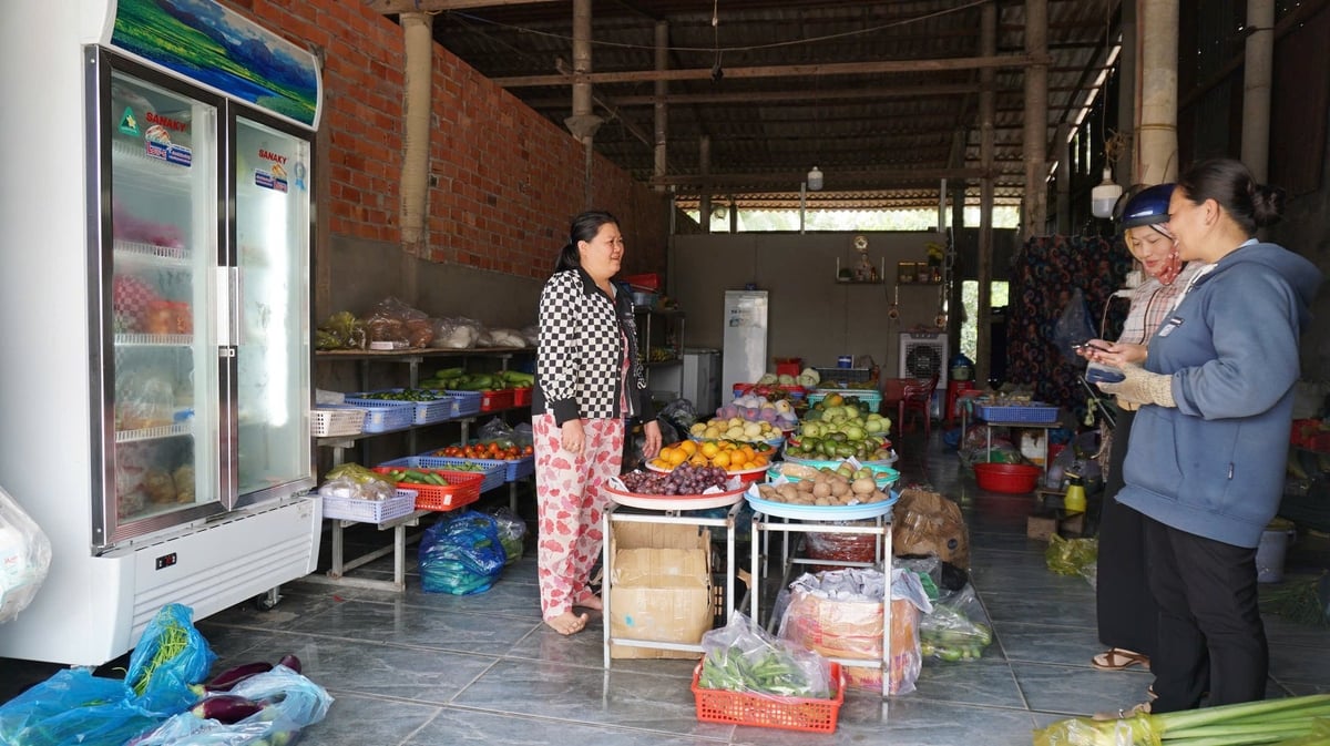 Chị Oanh (bìa phải) cùng tổ phụ nữ thăm hỏi động viên tổ viên. Ảnh: Trần Trung. Chị Oanh (bìa phải) cùng tổ phụ nữ thăm hỏi động viên tổ viên. Ảnh: Trần Trung.