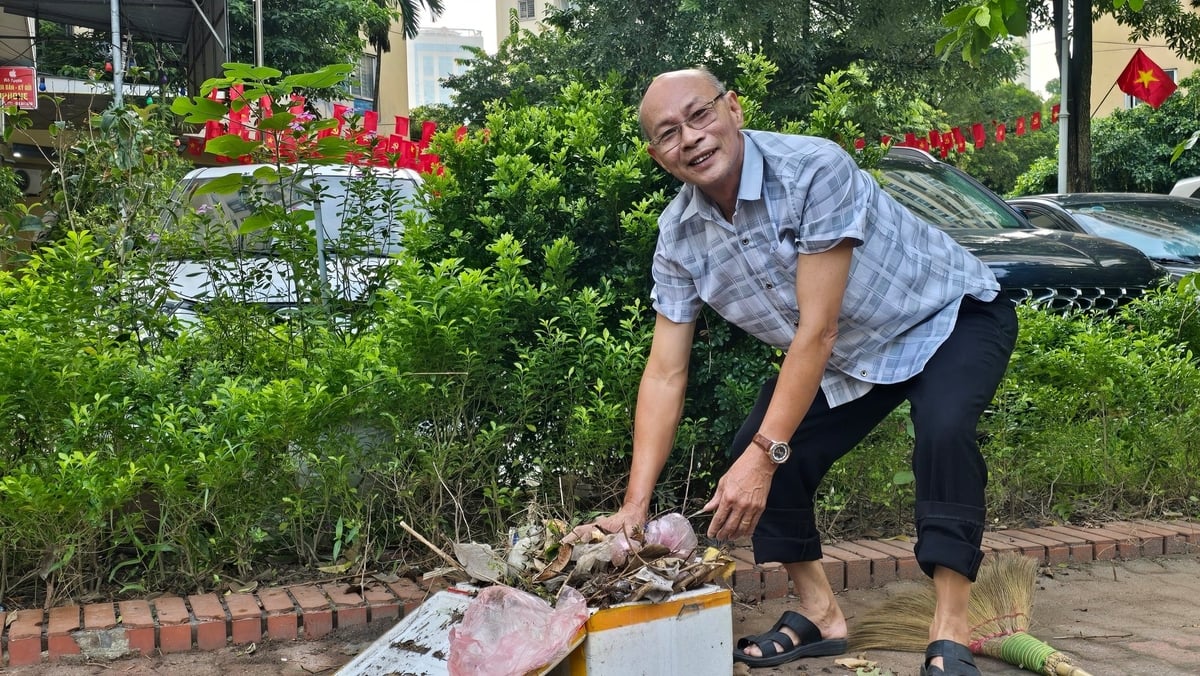 Ông Giang Hồng Minh, cư dân Chung cư B3A Nam Trung Yên dọn vệ sinh xung quanh tòa nhà sáng 23/8. Ảnh: Thái Bình. Ông Giang Hồng Minh, cư dân Chung cư B3A Nam Trung Yên dọn vệ sinh xung quanh tòa nhà sáng 23/8. Ảnh: Thái Bình.
