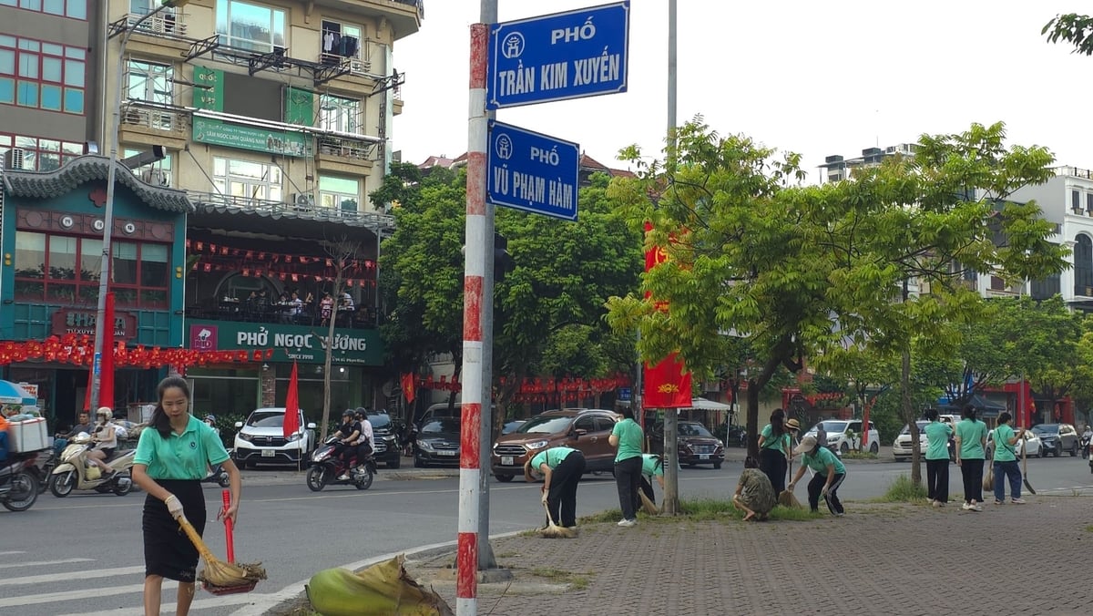 Các thầy cô trường Tiểu học Yên Hòa xuống đường dọn vệ sinh trong buổi sáng 23/8. Ảnh: Thái Bình. Các thầy cô trường Tiểu học Yên Hòa xuống đường dọn vệ sinh trong buổi sáng 23/8. Ảnh: Thái Bình.