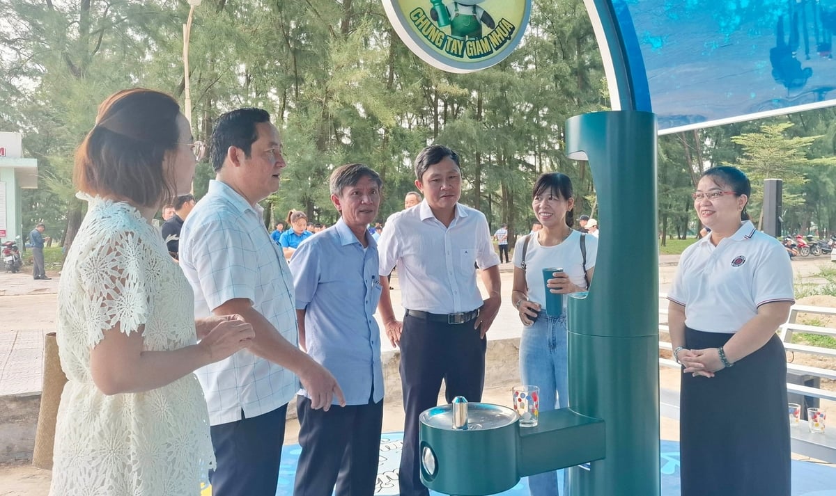 Các trạm nhà chờ và máy cấp nước uống miễn phí giúp người dân, du khách dễ dàng tiếp cận nước uống sạch, đồng thời góp phần giảm thiểu chai nhựa sử dụng một lần. Ảnh: Văn Dinh. Các trạm nhà chờ và máy cấp nước uống miễn phí giúp người dân, du khách dễ dàng tiếp cận nước uống sạch, đồng thời góp phần giảm thiểu chai nhựa sử dụng một lần. Ảnh: Văn Dinh.