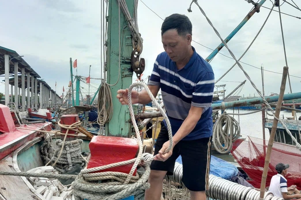Nhiều tàu thuyền của ngư dân Nghệ An đã vào nơi neo đậu, tránh trú bão. Ảnh: Hữu Tình. Nhiều tàu thuyền của ngư dân Nghệ An đã vào nơi neo đậu, tránh trú bão. Ảnh: Hữu Tình.