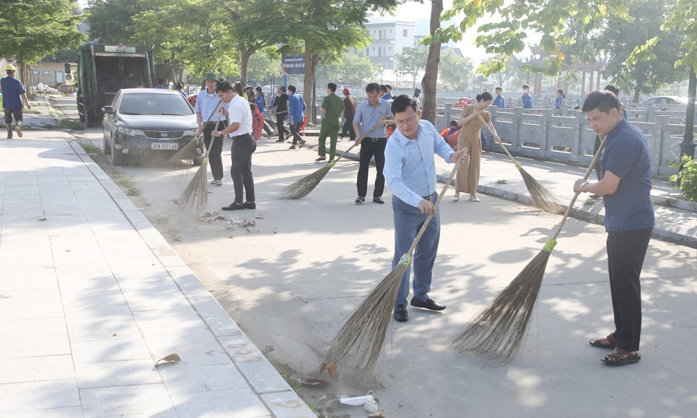 Lãnh đạo Sở Nông nghiệp và Môi trường, UBND phường Nếnh hưởng ứng dọn dẹp vệ sinh môi trường. Ảnh: Nguyễn Tuấn. Lãnh đạo Sở Nông nghiệp và Môi trường, UBND phường Nếnh hưởng ứng dọn dẹp vệ sinh môi trường. Ảnh: Nguyễn Tuấn.