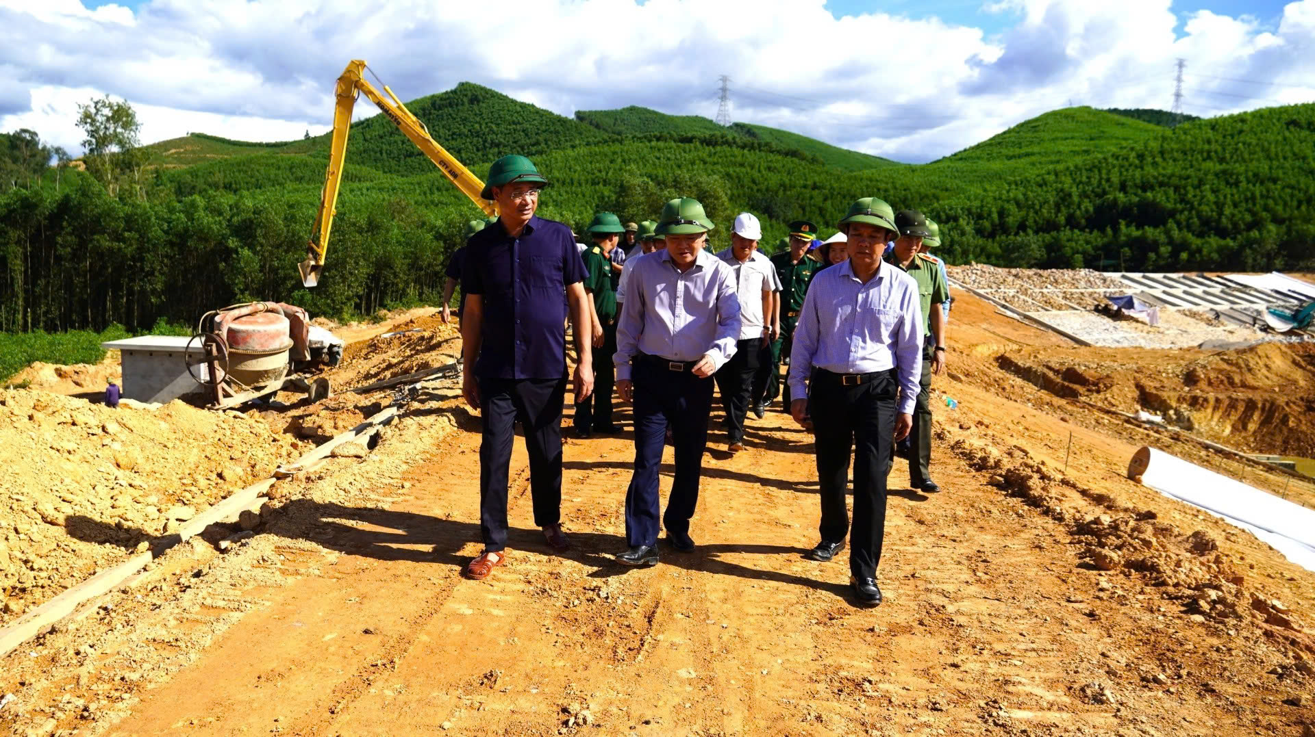 Ông Lê Ngọc Quang, Bí thư Tỉnh ủy Quảng Trị kiểm tra tiến độ thi công tại công trình thủy lợi hồ Troóc Vực. Ảnh: Q. Việt. Ông Lê Ngọc Quang, Bí thư Tỉnh ủy Quảng Trị kiểm tra tiến độ thi công tại công trình thủy lợi hồ Troóc Vực. Ảnh: Q. Việt.