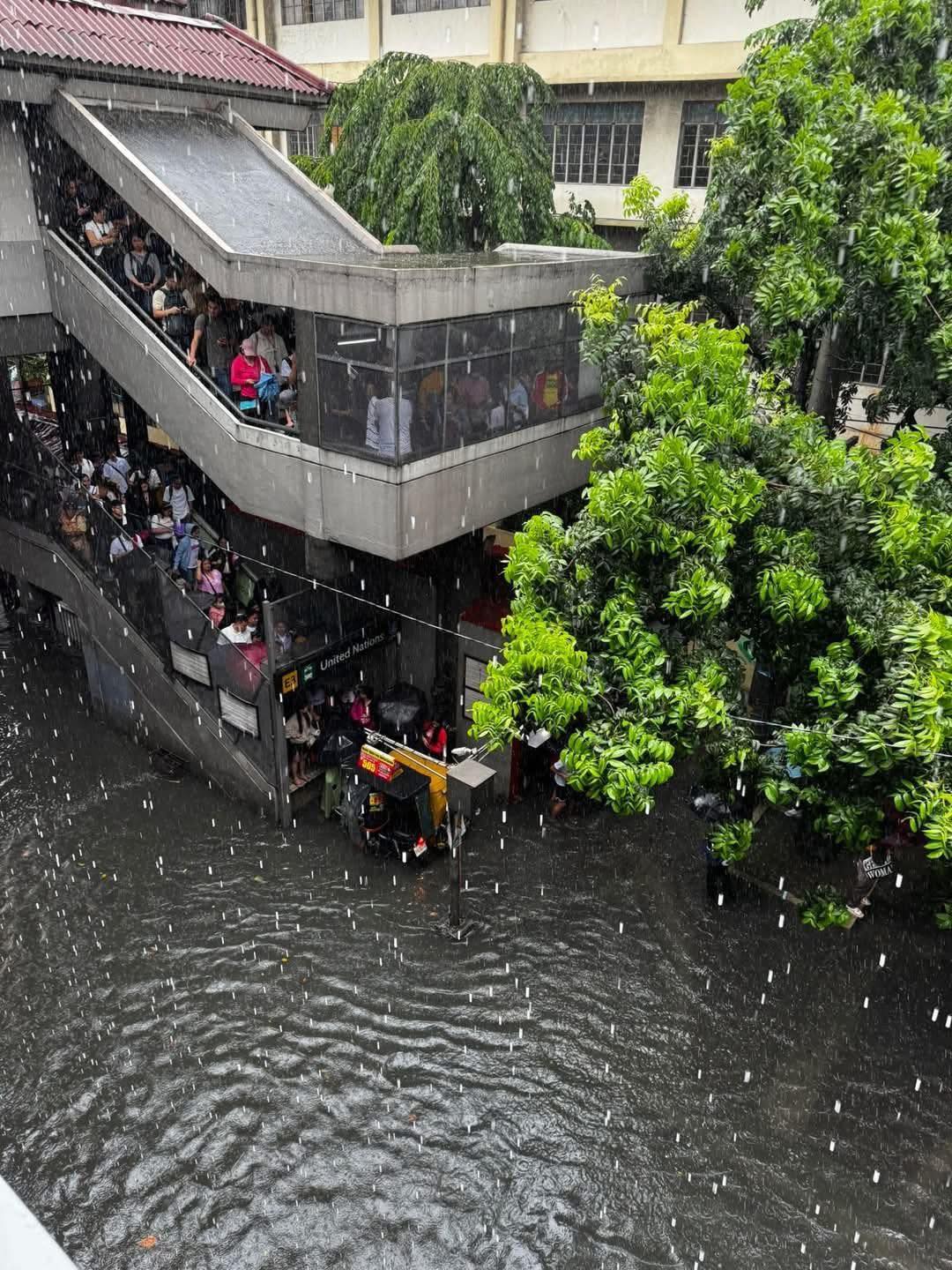 Các tuyến giao thông bị ùn tắc do mưa lớn kéo dài tại Philippines. Ảnh: Thiên tai thế giới. Các tuyến giao thông bị ùn tắc do mưa lớn kéo dài tại Philippines. Ảnh: Thiên tai thế giới.