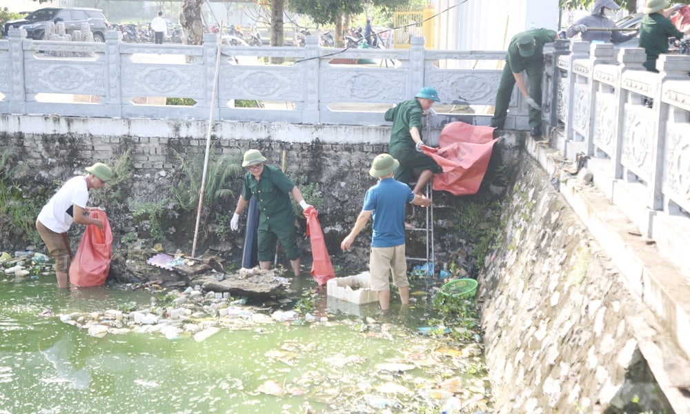 Cựu Chiến binh phường Nếnh thu gom rác thải tồn đọng tại ao hồ trên địa bàn tổ dân phố Ninh Khánh. Ảnh: Nguyễn Tuấn. Cựu Chiến binh phường Nếnh thu gom rác thải tồn đọng tại ao hồ trên địa bàn tổ dân phố Ninh Khánh. Ảnh: Nguyễn Tuấn.