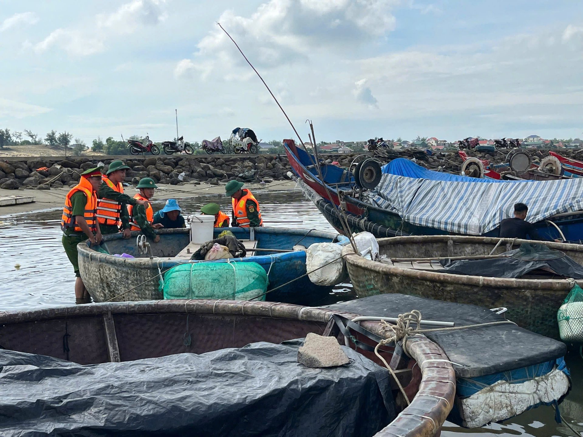 Phương tiện thô sơ cũng được đưa vào nơi an toàn. Ảnh: T. Đức. Phương tiện thô sơ cũng được đưa vào nơi an toàn. Ảnh: T. Đức.