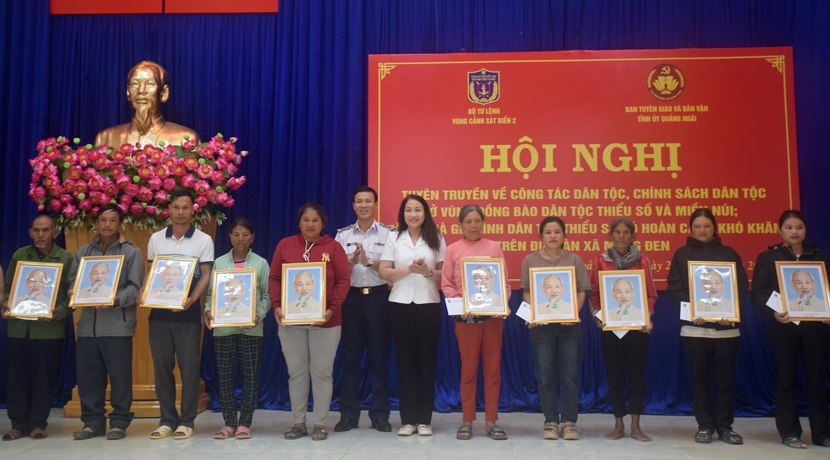 Cảnh sát biển tặng quà và ảnh Bác Hồ cho người đồng bào dân tộc tôn giáo xã Măng Đen. Ảnh: Võ Hà. Cảnh sát biển tặng quà và ảnh Bác Hồ cho người đồng bào dân tộc tôn giáo xã Măng Đen. Ảnh: Võ Hà.
