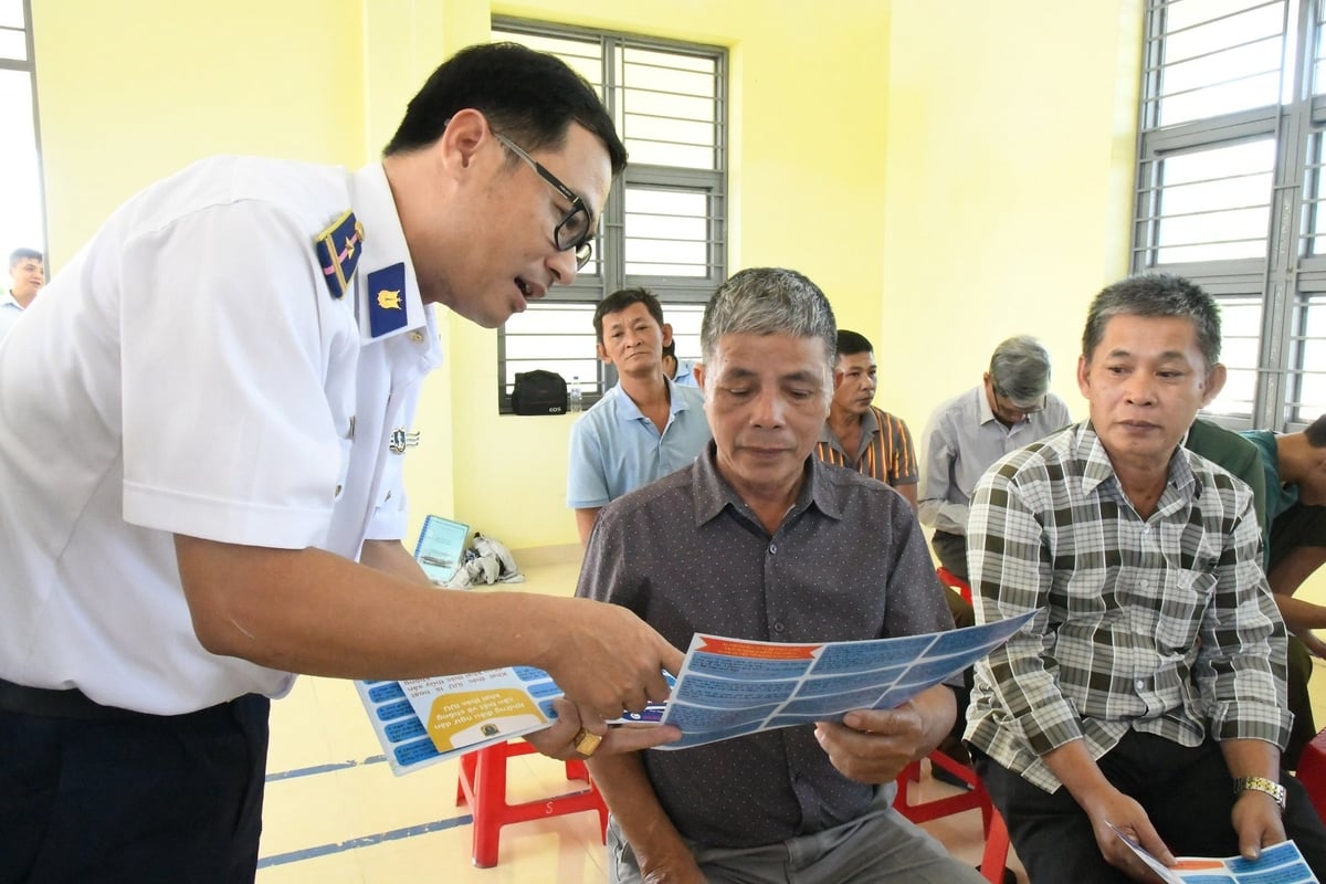 Cán bộ cảnh sát biển cấp phát tài liệu cho ngư dân. Ảnh: Võ Hà. Cán bộ cảnh sát biển cấp phát tài liệu cho ngư dân. Ảnh: Võ Hà.