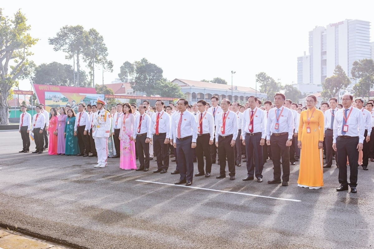 Trước giờ khai mạc, các đại biểu đã đến dâng hoa, tưởng niệm Chủ tịch Hồ Chí Minh tại tượng đài trước trụ sở UBND - HĐND TP.HCM. Ảnh: Đảng bộ UBND TP.HCM. Trước giờ khai mạc, các đại biểu đã đến dâng hoa, tưởng niệm Chủ tịch Hồ Chí Minh tại tượng đài trước trụ sở UBND - HĐND TP.HCM. Ảnh: Đảng bộ UBND TP.HCM.