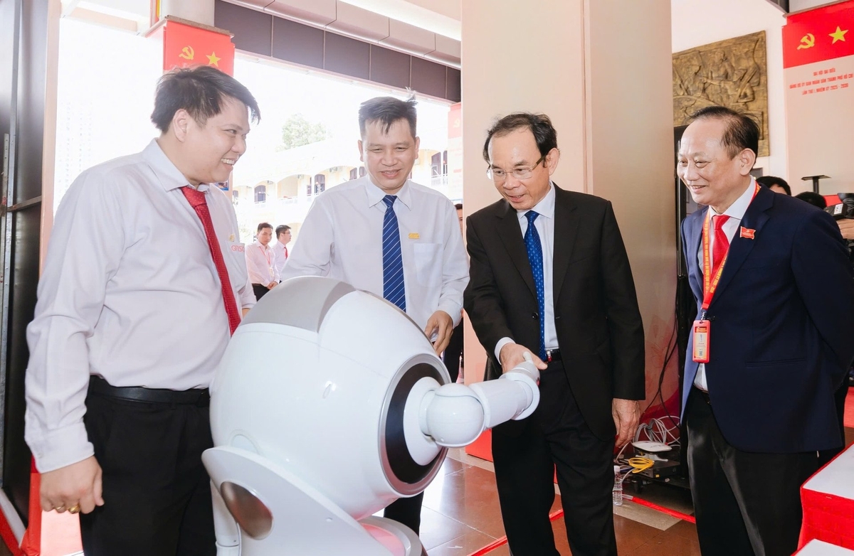 Ông Nguyễn Văn Nên, Bí thư Thành ủy TP.HCM (thứ hai từ phải qua) tham quan các sản phẩm khoa học công nghệ phục vụ Đại hội. Ảnh: Đảng bộ UBND TP.HCM. Ông Nguyễn Văn Nên, Bí thư Thành ủy TP.HCM (thứ hai từ phải qua) tham quan các sản phẩm khoa học công nghệ phục vụ Đại hội. Ảnh: Đảng bộ UBND TP.HCM.