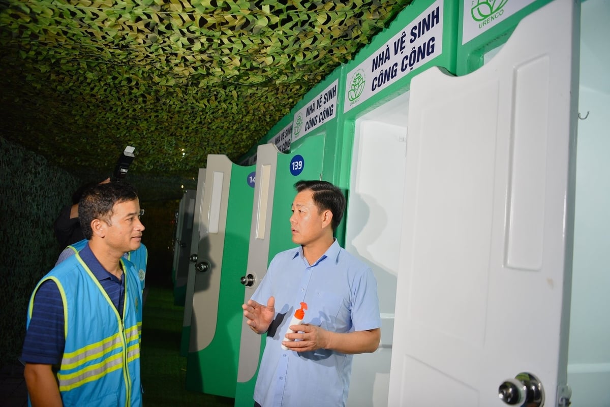 Ông Nguyễn Xuân Đại, Giám đốc Sở Nông nghiệp và Môi trường Hà Nội kiểm tra hệ thống nhà vệ sinh phục vụ sự kiện A80. Ảnh: Dương Đình Tường. Ông Nguyễn Xuân Đại, Giám đốc Sở Nông nghiệp và Môi trường Hà Nội kiểm tra hệ thống nhà vệ sinh phục vụ sự kiện A80. Ảnh: Dương Đình Tường.