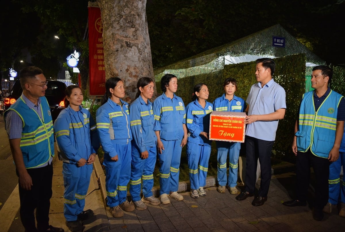 Ông Nguyễn Xuân Đại, Giám đốc Sở Nông nghiệp và Môi trường Hà Nội tặng quà cho các công nhân vệ sinh môi trường phục vụ sự kiện A80. Ảnh: Dương Đình Tường. Ông Nguyễn Xuân Đại, Giám đốc Sở Nông nghiệp và Môi trường Hà Nội tặng quà cho các công nhân vệ sinh môi trường phục vụ sự kiện A80. Ảnh: Dương Đình Tường.