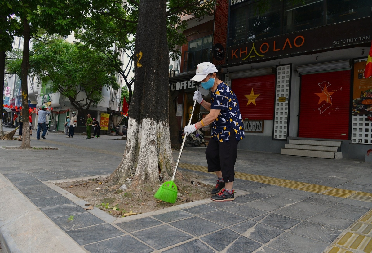Bà Nguyễn Thị Nhạn quét phố vào mỗi thứ bảy hàng tuần. Ảnh: Dương Đình Tường. Bà Nguyễn Thị Nhạn quét phố vào mỗi thứ bảy hàng tuần. Ảnh: Dương Đình Tường.