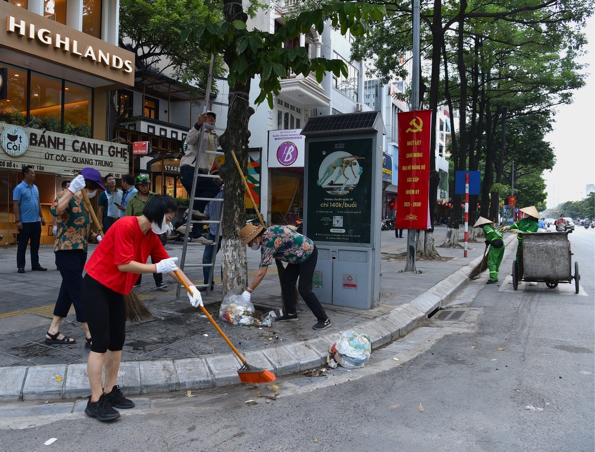 Hội viên Chi hội phụ nữ tổ 17 quét đường sáng 23/8. Ảnh: Dương Đình Tường. Hội viên Chi hội phụ nữ tổ 17 quét đường sáng 23/8. Ảnh: Dương Đình Tường.