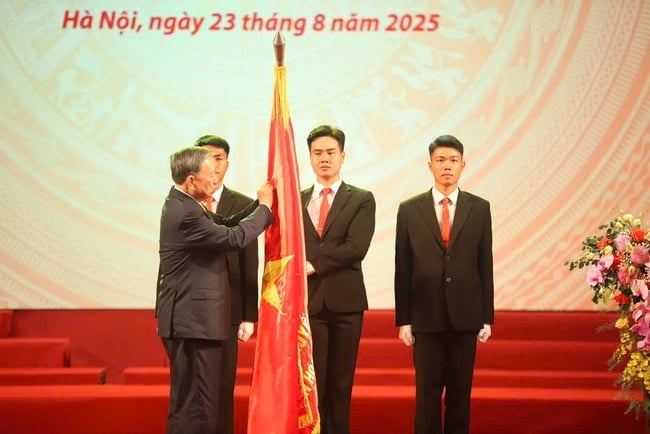 Tổng Bí thư Ban Chấp hành Trung ương Đảng Cộng sản Việt Nam Tô Lâm thay mặt Lãnh đạo Đảng và Nhà nước trao Huân chương Lao động hạng Nhất cho Bộ Văn hóa, Thể thao và Du lịch. Ảnh: Cổng thông tin Bộ VHTTDL. Tổng Bí thư Ban Chấp hành Trung ương Đảng Cộng sản Việt Nam Tô Lâm thay mặt Lãnh đạo Đảng và Nhà nước trao Huân chương Lao động hạng Nhất cho Bộ Văn hóa, Thể thao và Du lịch. Ảnh: Cổng thông tin Bộ VHTTDL.