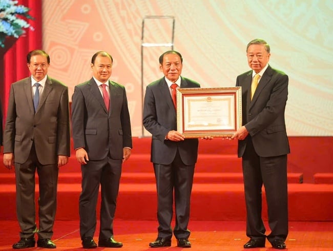 Tổng Bí thư Ban Chấp hành Trung ương Đảng Cộng sản Việt Nam Tô Lâm thay mặt Lãnh đạo Đảng và Nhà nước trao Huân chương Lao động hạng Nhất cho Bộ trưởng Bộ Văn hóa, Thể thao và Du lịch Nguyễn Văn Hùng. Ảnh: Cổng thông tin Bộ VHTTDL. Tổng Bí thư Ban Chấp hành Trung ương Đảng Cộng sản Việt Nam Tô Lâm thay mặt Lãnh đạo Đảng và Nhà nước trao Huân chương Lao động hạng Nhất cho Bộ trưởng Bộ Văn hóa, Thể thao và Du lịch Nguyễn Văn Hùng. Ảnh: Cổng thông tin Bộ VHTTDL.